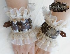 Love these steampunk cuffs - steampunk - Steam Punk Art, Tiny Bottles, Costume Carnaval, Steampunk Pirate, Steampunk Halloween, Style Steampunk, Steampunk Wedding