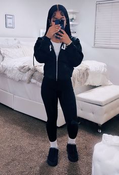 Outfit Inspo Fall Baddie, Chill Outfit Ideas For School, Cute Lazy Day Outfits Black Women, Leggings Outfit Summer Black Women, Lazy Outfits Black Women, What To Wear With Gray Leggings, Outfits With Black Tasman Uggs, Tasman Uggs Outfits Black Women, Cute Comfy Outfits Black Women