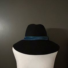 Women's Henri Bendel Black Blue Signature Brimmed Hat Logo Excellent Pre-Owned Condition One Size Gorgeous!! Adjustable Fedora For Evening Wear, Adjustable Wide Brim Felt Hat For Evening, Evening Fedora With Flat Brim, Adjustable Flat Brim Fedora For Evening, Black Wide Brim Fedora For Evening, Adjustable Black Hat Band For Evening, Adjustable Black Hat Bands For Evening, Adjustable Black Felt Hat For Evening, Elegant Black Visor Hat