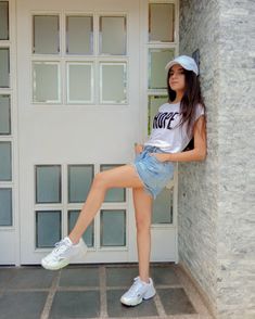 Outfit inspiration cap white outfit pose inspiration white outfit street photo pose inspiración photo idea poses idea de foto sporty style sporty ootd cap baseball cap, outfit with cap, street style, sporty shoes, short jean, white cap, inspo, leg pose photography Poses In Shorts Photo Ideas, Outfit With Cap, Cap Street Style, Cap Photography, Leg Pose, Street Style Sporty, Outfit Pose, Pose Photography