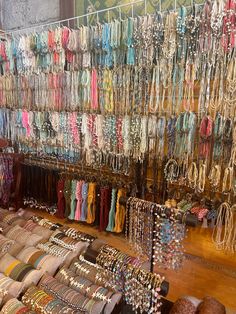 #bracelet #market #bali Bali Souvenirs, Bracelet Making Aesthetic, Vacation Bracelets, Bali Market, Bali Bracelets, Summer Bag Essentials, Ring Party Jewelry, Jewelry Market, Holiday Bracelets