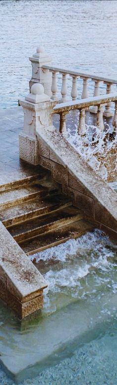 the water is splashing onto the concrete steps