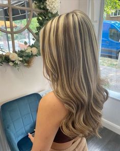 Cute Haircuts And Dye, Brown Hair With A Lot Of Blonde, Chunky Weave Highlights, Brown Hair With Bleached Highlights, Thicker Highlights, Dyed Hair Highlights, Bleached Hair Ideas, Curly Hair Dye Ideas, Bleach Highlights