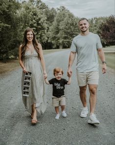 Pregnancy announcement photos with ultrasound. Big brother shirt. Baby Announcement With Kids, Kids Pregnancy Announcement, 3rd Pregnancy Announcement, Pregnancy Announcement Photography, Baby 2 Announcement, Second Baby Announcements