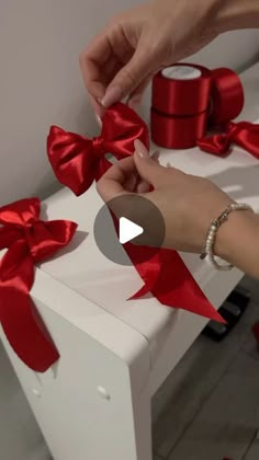 Noocx® - Smart Gadgets on Instagram: "Drop ❤️ if this is useful! Great content by @annamadamma. Follow her for more amazing content like this!. We make bows for the Christmas tree or for gift wrapping 🎁 3 wraps on the index finger, 3 wraps between the thumb and index finger, then thread through the top, spread the end, and voilà 🪄 #gifts" Bow Making Tutorials, Flowers Balloons, Christmas Bows Diy, Wrapping Techniques, Gift Wrapping Techniques, Ribbon Crafts Diy, Make Bows, Bows Diy Ribbon, Love Decor