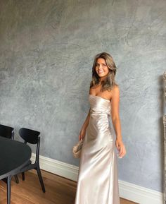 Iconic Formal Dresses, Eloise Mummé Outfits, Eloise Mummé Hair, Cute Grad Dresses, Eloise Mummé, Eloise Outfit, Summer Ball Dress, Fancy Formal Dresses, Formal Summer Dress