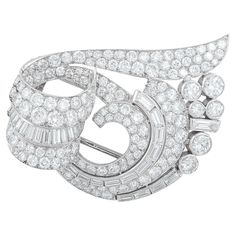 Cartier Diamond and platinum Clip Brooch. Signed Cartier. French marks. Circa 1950. Total weight: 21.88 grammes. Cartier Art Deco, Vintage Cartier Watch, Diamond Brooches, Diamond Flower Brooch, Herzogin Von Cambridge, Cartier Diamond, 1950s Art, Art Deco Brooch, Cartier Jewelry