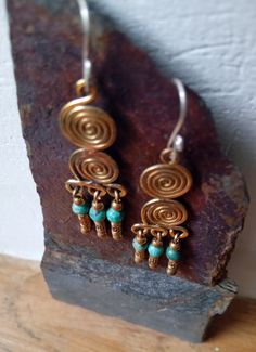 Very ethnic and bright Copper Wire Crafts, 2022 Jewelry, Earring Inspo, Paper Bead Jewelry, Copper Wire Jewelry, Beaded Jewelry Designs, Earring Ideas, Jewelry Wire, Wire Weaving