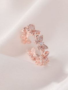 Oro rosa De moda خواتم خطوبة, قلادات متدلية, Hand Jewelry Rings, Preppy Jewelry, Pretty Jewelry Necklaces, Jewelry Accessories Ideas, Girly Accessories, Classy Jewelry, Fancy Jewellery