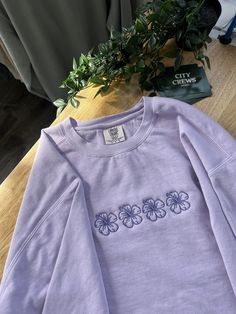 HIBISCUS comfort colors Embroidered Crew unisex sizing, fit slightly oversized!  super high quality, Lilac comfort colors crewneck Hibiscus flower design embroidery  Shipping included in price! Comfort Colors Crewneck, Embroidered Hibiscus Flower, Back Of Sweatshirt Designs, How To Embroider Clothes, Hibiscus Clothes, Cute Embroidered Sweatshirt, Embroidered Clothes Ideas, Hibiscus Embroidery, Sweatshirts Ideas