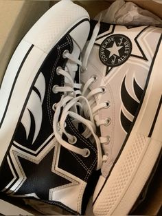 Converse Star Shoes, Converse With Stars, Acubi Shoes, Zapatillas Aesthetic, Tenis Aesthetic, Converse Y2k, Thrift Shoes, Converse Ideas, Stars Converse