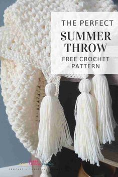 the perfect summer throw free crochet pattern with text overlay that reads,'the perfect summer throw free crochet pattern '