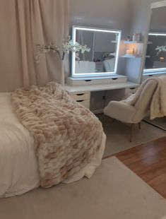 a bedroom with a bed, desk and mirror in it's centerpieces