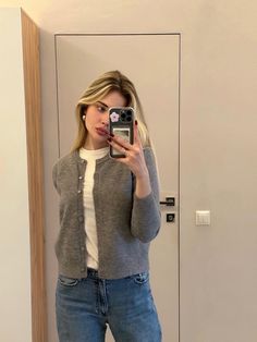 Grey Jeans Outfit Winter Casual, Grey Cardigan Aesthetic, How To Style A Grey Cardigan, Cardigan Outfit Aesthetic Fall, Styling Grey Cardigan, Outfit With Grey Cardigan, Cardigan Grey Outfit, Grey Button Up Cardigan Outfit, Grey Knit Cardigan Outfit