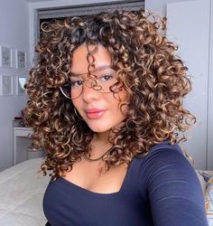 Highlights For Short Curly Hair, Short Curly Ombre Hair, Curly Hair Inspiration Color, Short Curly Balayage Hair, Short Curly Hair Balayage, Partial Balayage Curly Hair, Pintura Highlights Curly Brunette, Natural Curly Hair Color Ideas Balayage, Pintura Highlights Curly Brown