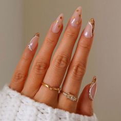 Chrome Nails 2023's Top Nail Trend, 53 OFF Nagellack Trends, Elegant Nail Designs, Her Nails, Oval Nails, Elegant Nails, Nail Art Tutorial, Nail Shapes, Holiday Nails