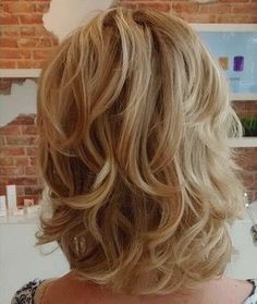 medium blonde layered hairstyle Mid Length Curly Hairstyles, Blonde Layered Hair, Modern Shag Haircut, Blonde Layers, Shaggy Haircuts, Layered Bob Hairstyles, Medium Blonde, Shag Hairstyles, Shag Haircut