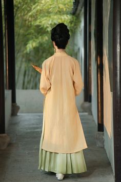 A versatile collection with an array of Song Dynasty pieces to mix and match, allowing you to create a personalized and authentic Song Dynasty summer look. Crafted from natural ramie plant fabric and cotton to ensure a light, airy, and breathable hanfu experience. Outerwear Options: Short Vest (Duan Beixin 短背心): The short vest is a classic Song Dynasty summerwear top, ideal for a casual yet refined look. Long Jacket (Chang Beizi 长褙子): The beizi was the most popular top of the Song Dynasty and ca Summer Cotton Outerwear With Stand Collar, Vintage Beige Outerwear For Summer, Vintage Beige Summer Outerwear, Traditional Cream Outerwear For Spring, Plant Fabric, Hanfu Men, Modern Hanfu, Song Dynasty, Classic Songs