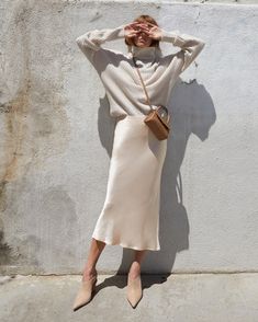 Pull Grosse Maille, Minimalist Moda, Biker Shorts Outfit, Silk Midi Skirt, Slip Skirts, Looks Street Style, Midi Skirts, A Skirt