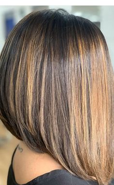 Angled Hair, Sleek Short Hair, Angled Bob Hairstyles, Amazing Hairstyles, Ponytail Hairstyles Easy, Layered Haircuts For Medium Hair, Haircut Pictures, Hairstyles For Girls, Brown Hair With Blonde Highlights