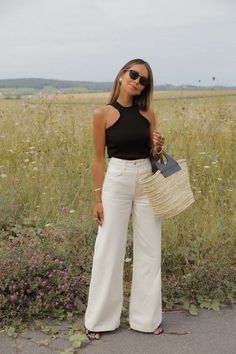 How To Style Wide Leg Jeans, Style Wide Leg Jeans, Wineries Outfit, Wide Leg Jeans Outfit, White Jeans Outfit, Black White Outfit, High Rise Wide Leg Jeans, Italy Outfits