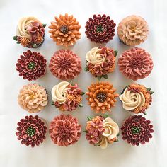 the cupcakes are made to look like flowers