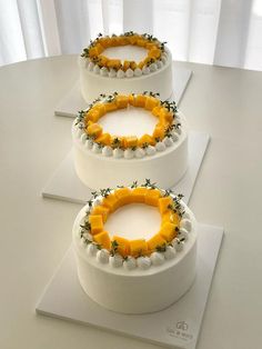 inspiration Cake Decorating Whipped Cake Artwork, Birth Cakes, Round Birthday Cakes, Birthday Cake Decorating Ideas, Fine Dining Desserts, Artist Cake, Big Wedding Cakes