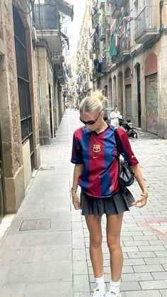 #aesthetic #vogue #foot #football #soccer #sport #jersey #fan #team #support #player #stadium #club #mode #fashion #outfit #model #cute #icon #supporters #fcb #fcbarcelona #barcelona #fcbarca Skirt Oversized Shirt Outfit, Futbol Jersey Outfit, Mini Skirt Outfits Aesthetic, Bloquette Outfit, Bloke Coquette, Bloquette Style, Football Shirt Aesthetic, Skirt With Oversized Shirt, Jersey With Skirt Outfit