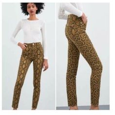 Zara python print jeans Brand new with tags. Size: 2 High rise skinny, distressed design around pockets and bottom of jeans Approx inseam 28” Color is python snake print N12 Cute Pants, Printed Jeans, Printed Denim, Zara Jeans, Colored Denim, Zara Women, Premium Denim, Jeans Brands, Black Skinnies