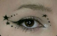 (Not mine ps)stars Eyeliner Stamp Star, Different Eyeliner Styles For Hooded Eyes, Eye Makeup With Stars, Celestial Eyeliner, Black Eyeliner Designs, Space Makeup Simple