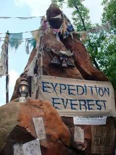 there is a sign on the rock that says expedition everbest