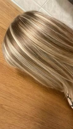 Cool Hair Dye Ideas For Brown Hair, Blond Hair Strands, Blond Highlights On Brunette, Brown And Blond Highlight, Blonde Highlights Streaks, Cream Highlights Brown Hair, Brown Blonde Hairstyles, Hair Dye Ideas On Blonde Hair, Blond Hair With Brown Streaks