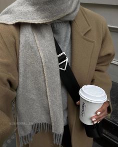 Minimal Lifestyle, Minimalistic Outfits, Outfit Inspiration Women, Smart Outfit, Fashion Aesthetics, 2024 Trends, Winter Fits, Cozy Outfit, Beauty Lifestyle