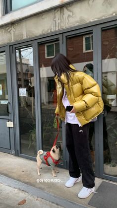 Winter Outerwear 2023, Yellow Puffer Jacket Outfit, Puffer Jacket Street Style, Puffer Coat Outfit, Minimalist Winter Outfit, Puffer Outfit, Simple Winter Outfits, Puffer Jacket Outfit, Winter Outfits Aesthetic