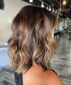 Shoulder Length Brown Hair With Dimension, Women Hair Medium Length, Trending Shoulder Length Hairstyles, Fine Brown Hair Shoulder Length, Shoulder Length Loose Waves, Shoulder Length Bob Balayage, Wavy Bob Highlights, Brown Shoulder Length Hair With Highlights, How To Style A Lob Shoulder Length