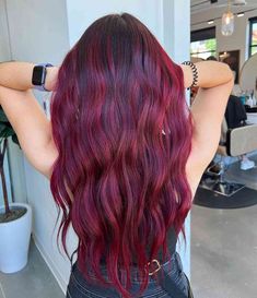 Dark red hair colors have become relatively popular amongst the women. Here's a sangria balayage dark red color you can show to your hairstylist on your next appointment. There are many other photos on this topic you can see below. // Photo Credit: @locksbylaurynn on Instagram Red Hair Dark Roots, Hair Color Ideas 2023, Dark Red Hair Color Ideas, Auburn Red Hair Color, Red Hair Color Ideas, Dark Red Hair Color, Red Hair Looks, Cherry Red Hair, Color Hairstyles