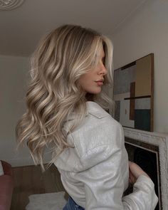 Champagne Blonde Hair Dark Roots, Scarlett Hair, Neutral Blonde Hair, 2023 Blonde, Beige Blonde Hair, Growing Out Hair, Hair References, Beige Hair, Hair Blond