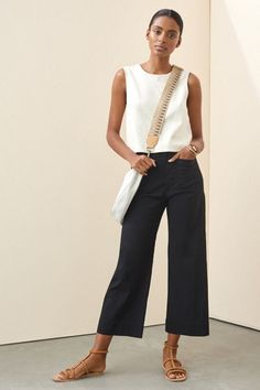 Chic Cropped Wide Leg Work Pants, Versatile Cropped Wide Leg Work Pants, Chic Cropped Wide Leg Pants For Business Casual, Chic Cropped Wide Leg Pants, Chic Cropped Business Casual Pants, Casual Linen Pants For Office, Mode Over 50, Wide Leg Pants Outfit, Leg Pants Outfit