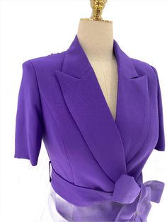 Élevez votre garde-robe avec le tailleur pantalon ceinturé à manches courtes violet foncé pour femme de Guocali . Ce tailleur-pantalon élégant pour femme est parfait pour faire une déclaration et respirer la confiance où que vous alliez. La couleur violet foncé apporte une sensation de sophistication et de luxe, tandis que le design ceinturé offre une silhouette flatteuse. Découvrez le style ultime et le regain de confiance en vous avec le tailleur pantalon ceinturé à manches courtes violet fonc Tailored V-neck Office Suits, Fitted V-neck Suits For Work, Fitted V-neck Office Suits, Semi-formal Fitted Short Sleeve Suits, Formal Fitted V-neck Sets, Fitted V-neck Formal Sets, Spring Office Suits With V-neck, Elegant Fitted Short Sleeve Blazer, Spring V-neck Pantsuit For Office