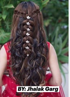 Whimsical Whirls and Enchanting Curls: A Gallery of Exquisite Hair Artistry for the Modern Muse.  Added these beautiful Accessories to look the best on Wedding Day. #WeddingReady#BrideBeauty#weddingWaves#TheBeauty#BridalHairLook#WeddingHairDesigner#HairStyle#TheDay#WeddingHairGoals#BrideBeauty. Koppu Hairstyles Indian, Free Hair Hairstyles For Saree, Lehenga Hairstyle, Designer Dresses Couture, Cute Wedding Hairstyles, Event Hairstyles, Engagement Decoration