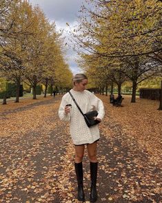 Estilo Rachel Green, Vinter Mode Outfits, Stile Blair Waldorf, Adrette Outfits, Knee Boots Outfit, Look Adidas, Fest Outfits, Estilo Indie