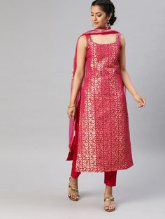 Amusing women pink & gold-toned woven straight cut suit online on Inddus at best price. This elegant set comprises a silk blend straight cut suit with matching silk blend bottom cotton blend dupatta. Sleeveless Banarasi Kurti, Silk Kurti Designs For Stitching, Banarasi Silk Kurta Set, Suit Designs Indian Style Straight, Banarasi Suit Designs Indian Style, Banarasi Churidar Designs, Pink Banarasi Suit, Partywear Kurti Designs, Silk Chudidar Salwar Suits