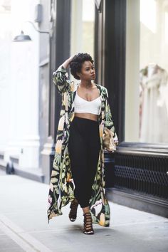 COMO USAR KIMONO TODO DIA - Natisha na Moda How To Wear Kimono, Cardigan Styles, Look Kimono, Kimono Outfits, Wear Black Dresses, Chique Outfit, Mode Hippie