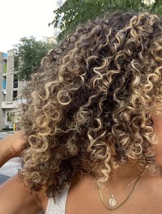 Blonde Streaks On Curly Hair, Curly Hair With Honey Blonde Highlights, Carmel Highlights On Curly Hair Natural Curls, Blonde Highlights With Curly Hair, Curly Hair With Light Highlights, Honey Brown And Blonde Highlights, Highlits Curly Hair, Hair Color For Curly Hair Highlights, Brown Blonde Highlights Curly Hair