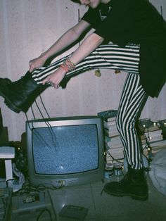 ••• Lillpsycho ••• credits to Momo // Tumblr Grafitti Artist Aesthetic, 90s Grunge Aesthetic, Movies Wallpaper, Hippie Grunge, Catty Noir, Fotografi Vintage, Punk Aesthetic, 90s Aesthetic