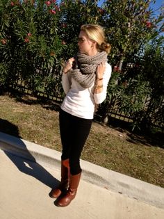 Big scarf, leggings, and boots--My sister made me a scarf that would be perfect for this outfit! Infinity Scarf Outfit, Moms Fashion, Spring Chicken, Style Basics, Elegante Casual, Early Fall Outfit, Fall Clothes, Mein Style