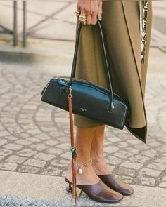 Many Thanks, Leather Bags Handmade, Clothing Hacks, Minimalist Outfit, Jeans Style, Fashion Inspo Outfits, Kitten Heels, Winter Outfits, Fashion Shoes