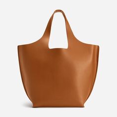 The summer travel outfit you need will keep you comfortable on the plane while keeping you stylish when you re-wear it during the trip. If you are traveling soon, then you will want this summer travel outfit. Everlane Tote, Triangle Tote, Mini Studio, Handbag Trends, Summer Handbag, Types Of Purses, Statement Handbag, Weekender Bags, Studio Bag