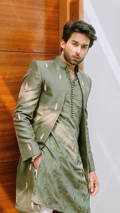 Mehndi Dresses For Boys For Men, Boys Traditional Wear Indian, Man Kurta Designs Style, Ethnic Wear Men Indian, Mehendi Outfits For Men, Traditional Indian Mens Clothing, Make Up Guide, India Fashion Men, Indian Wedding Suits Men