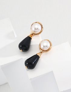 Introducing SamD's Vintage Gold Pearl and Black Agate Earrings, a perfect blend of elegance and sophistication. Crafted from high-quality 925 silver, these earrings feature stunning natural pearls and black agate stones. The pearls measure approximately 8mm, while the earrings have an overall height of about 2.8cm, creating a delicate yet eye-catching accessory. The vintage gold hue adds a timeless charm, making these earrings versatile for both casual and formal occasions. Elevate your jewelry collection with these exquisite earrings, perfect for adding a touch of luxury and sophistication to any outfit. Treat yourself or a loved one to the refined craftsmanship and unique design of SamD's Pearl and Black Agate Earrings. Simple Pearl, Onyx Pendant, Agate Earrings, Handmade Gifts For Her, Onyx Earrings, Natural Pearl, Black Agate, Vintage Elegant, Delicate Earrings